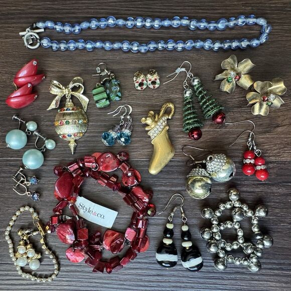 Christmas Costume Jewelry Lot of 18 Vintage to Modern Brooches Earrings Holidays - Picture 2 of 16